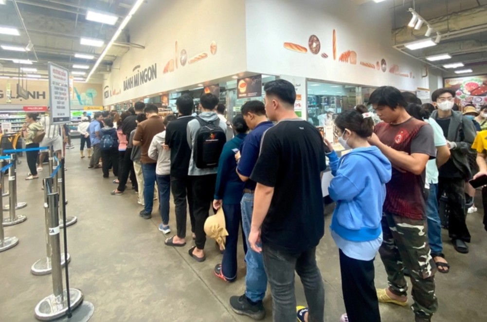 Giới trẻ đổ xô đi mua bánh custard tại một siêu thị ở TP. HCM. (Nguồn ảnh: Lấy từ trang báo Người lao động) 